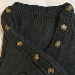 Cozy sweater with Buttons down sleeve, size Small